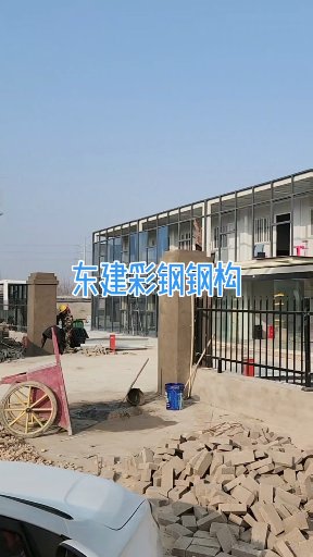 活動(dòng)房打包箱安裝即將完成